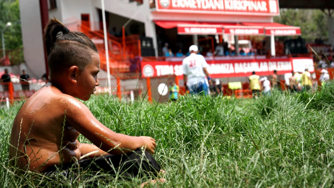 Yaşı tutmayan minik pehlivan kispetiyle çayırın gerisinde gelecek yılın hayalini kuruyor