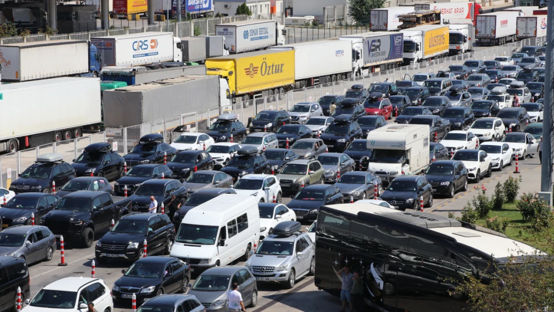 Yıllık izinlerini tamamlayan gurbetçilerin dönüş yolculukları sürüyor