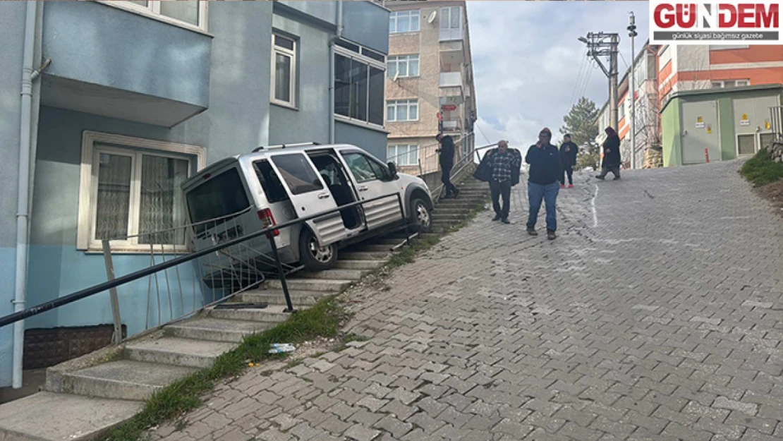 Yol kenarındaki korkuluklara çarptı