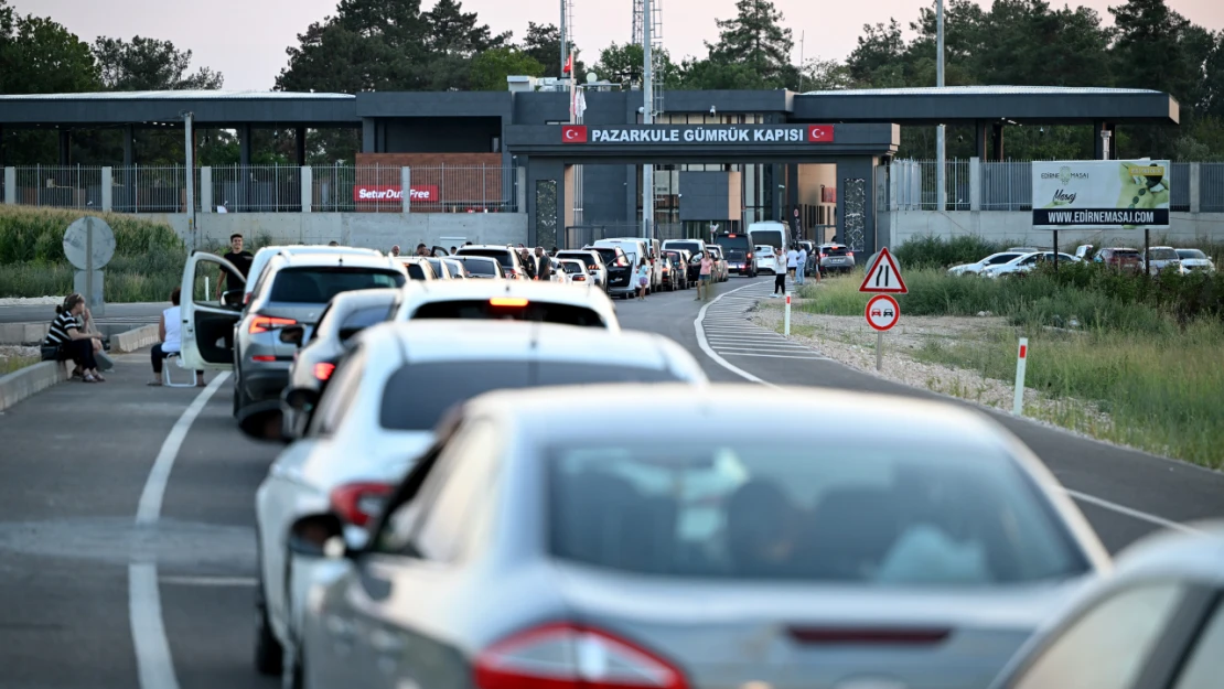 Yunanistan'daki yangınlar nedeniyle İpsala'dan geçemeyenler Pazarkule'ye yöneldi