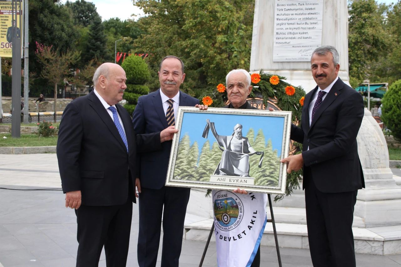 Mesleğini 61 yıldır sürdüren terzi 'Yılın Ahisi' ödülüyle gururlandı