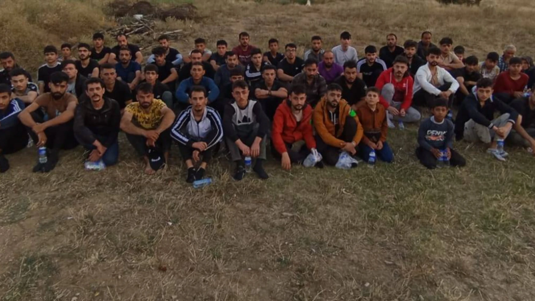 64 düzensiz göçmen ormanlık alanda yakalandı