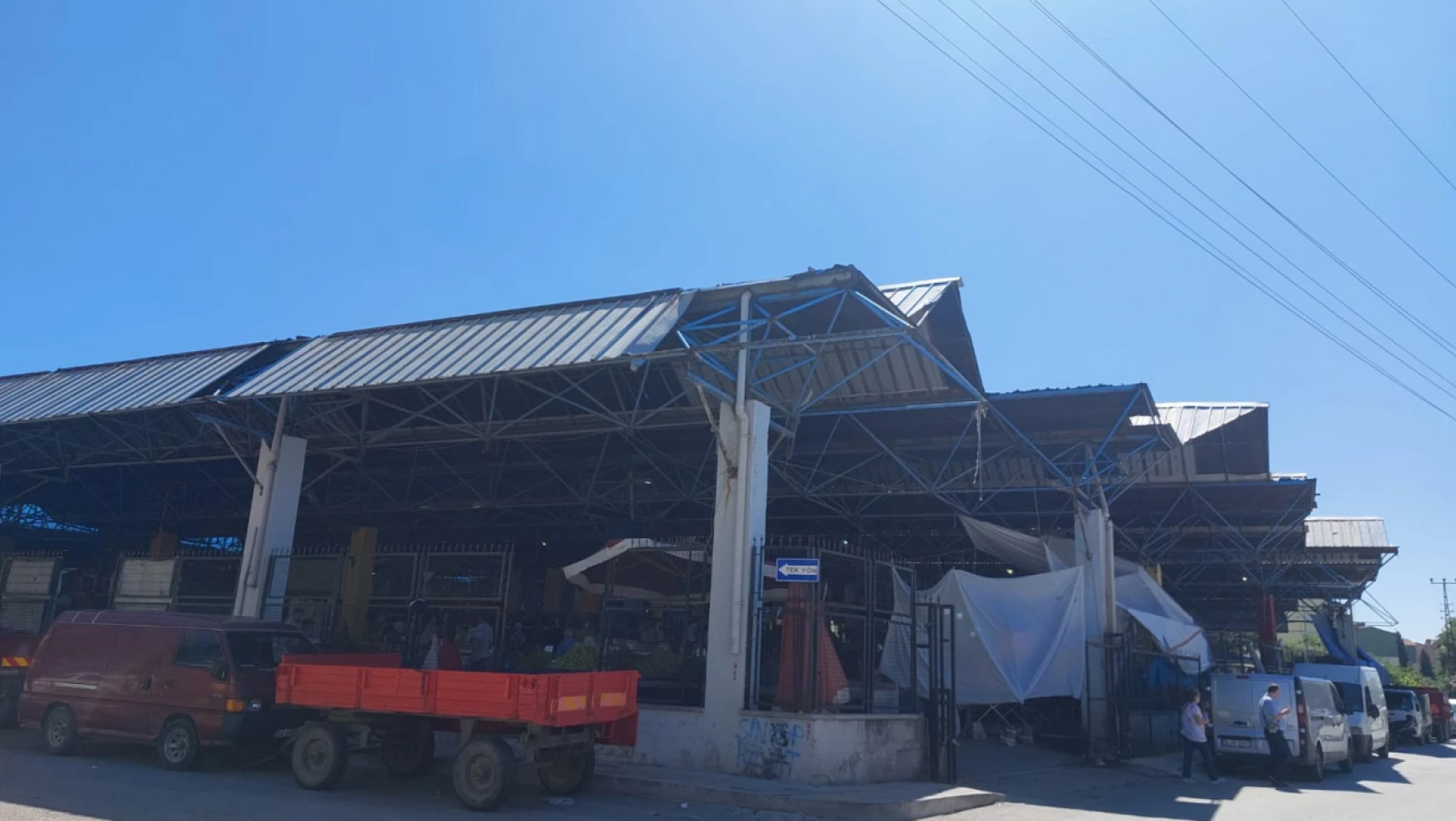 Cumartesi Pazarı geçici olarak yeni yerinde hizmet verecek