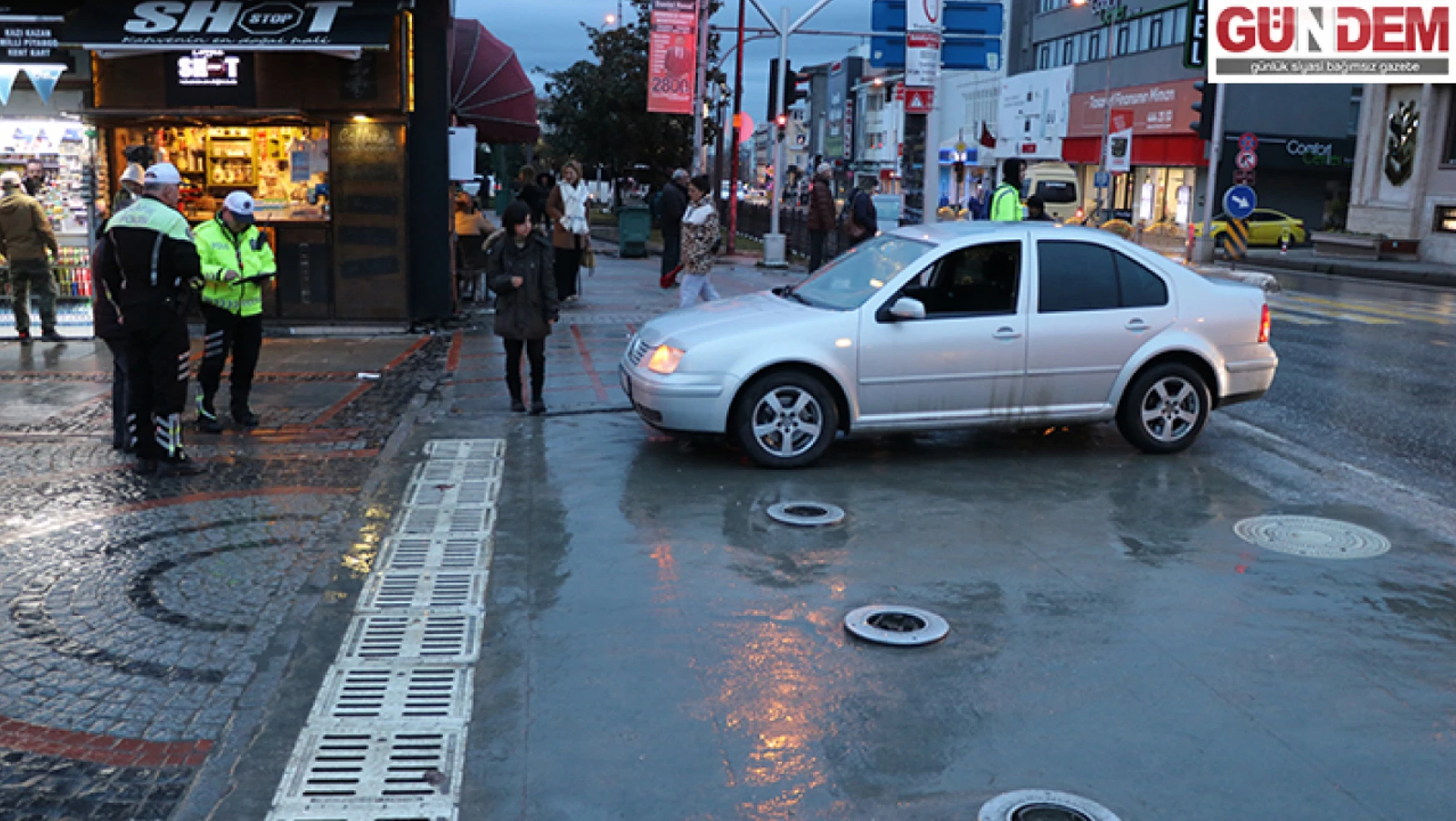 Edirne'de bariyere takılan otomobil çekiciyle kurtarıldı