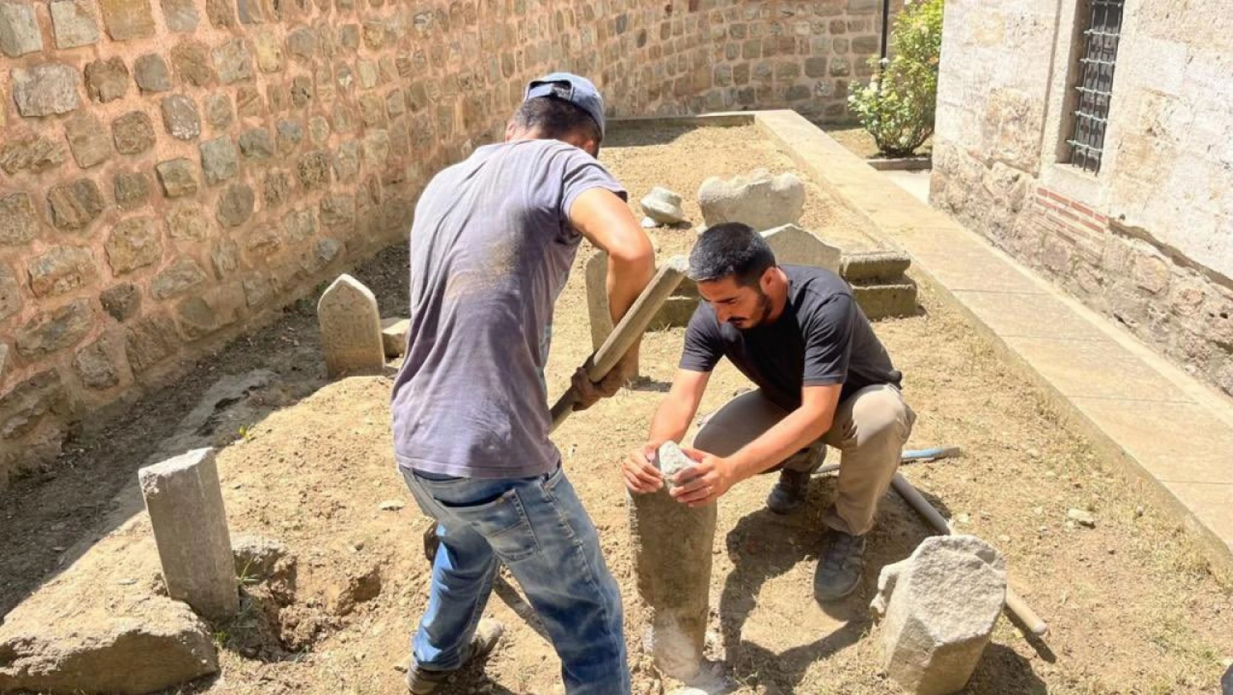 Edirne'de cami hazirelerinin aslına uygun onarımları sürüyor