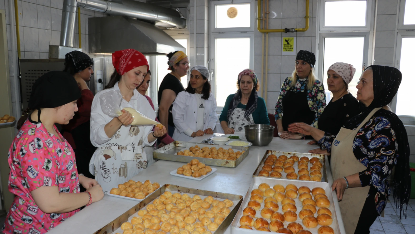 Edirne'de depremzede kadınlar için yemek kursu açıldı