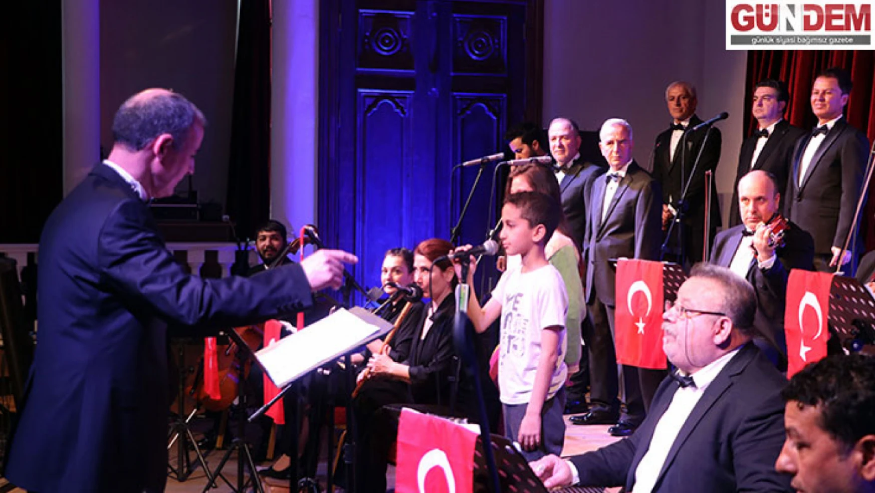 Edirne'de öğrenciler, koro eşliğinde çocuk ve bayram şarkıları seslendirdi