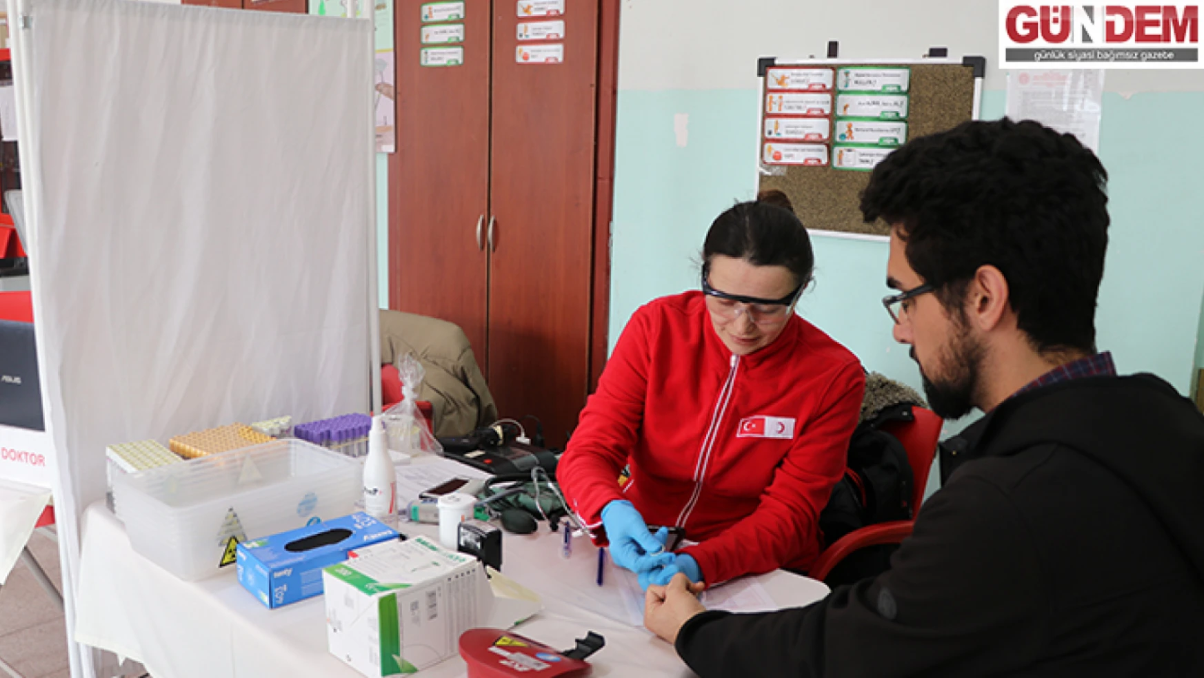 Edirne'de öğrencilerin talebi üzerine okulda kan bağış kampanyası düzenlendi