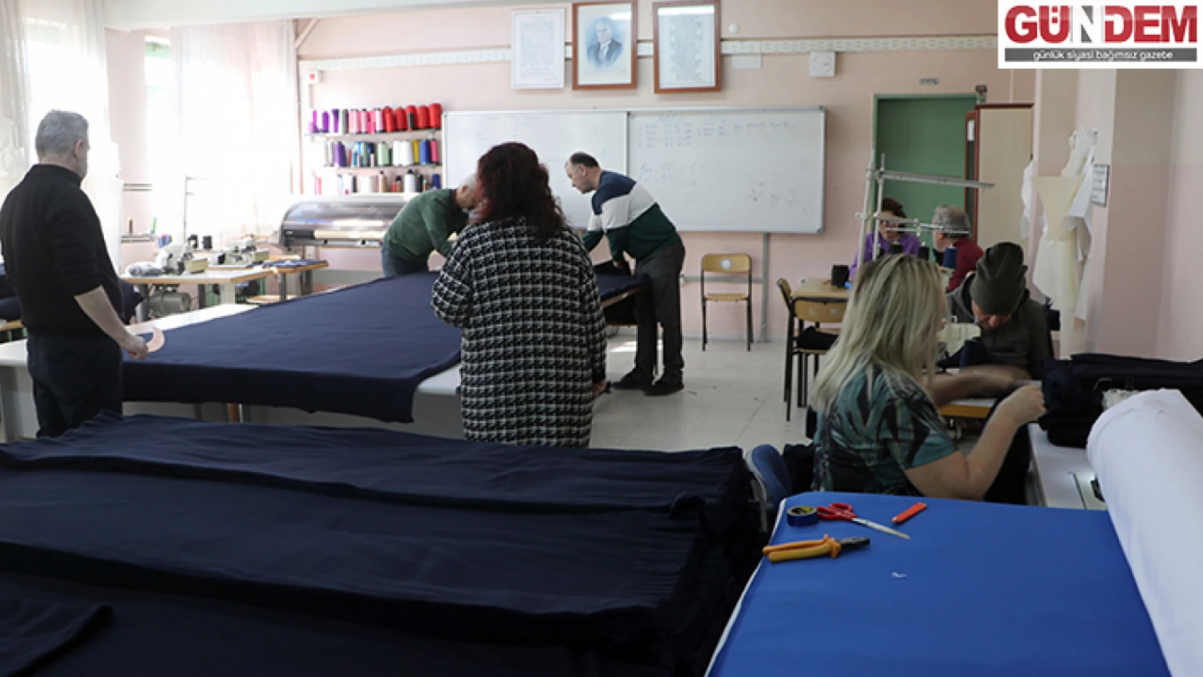 Edirne'de öğretmenler depremzedeler için polar kumaştan atkı ve bere dikiyor