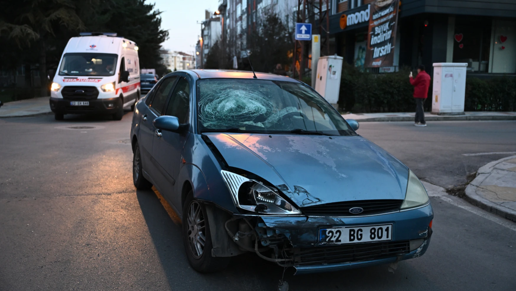 Edirne'de otomobille hafif ticari aracın çarpıştığı kazada 1 kişi yaralandı