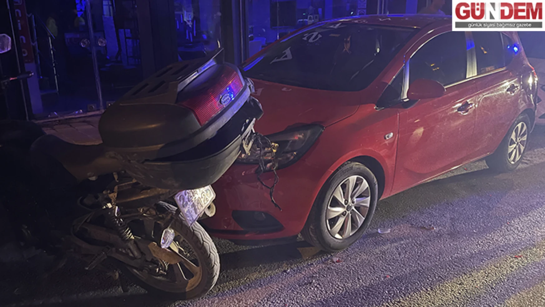 Edirne'de park halindeki iki otomobile çarpan motosikletin sürücüsü yaralandı