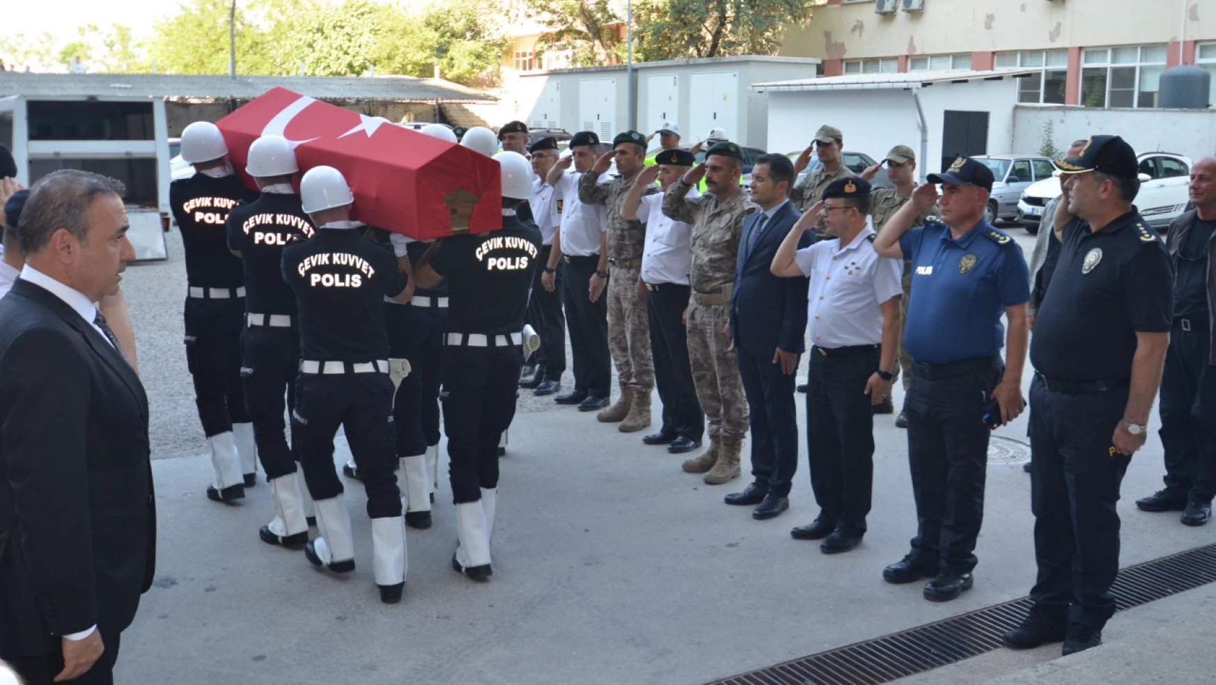 Edirne'de tedavi gördüğü hastanede yaşamını yitiren polisin cenazesi Balıkesir'e uğurlandı