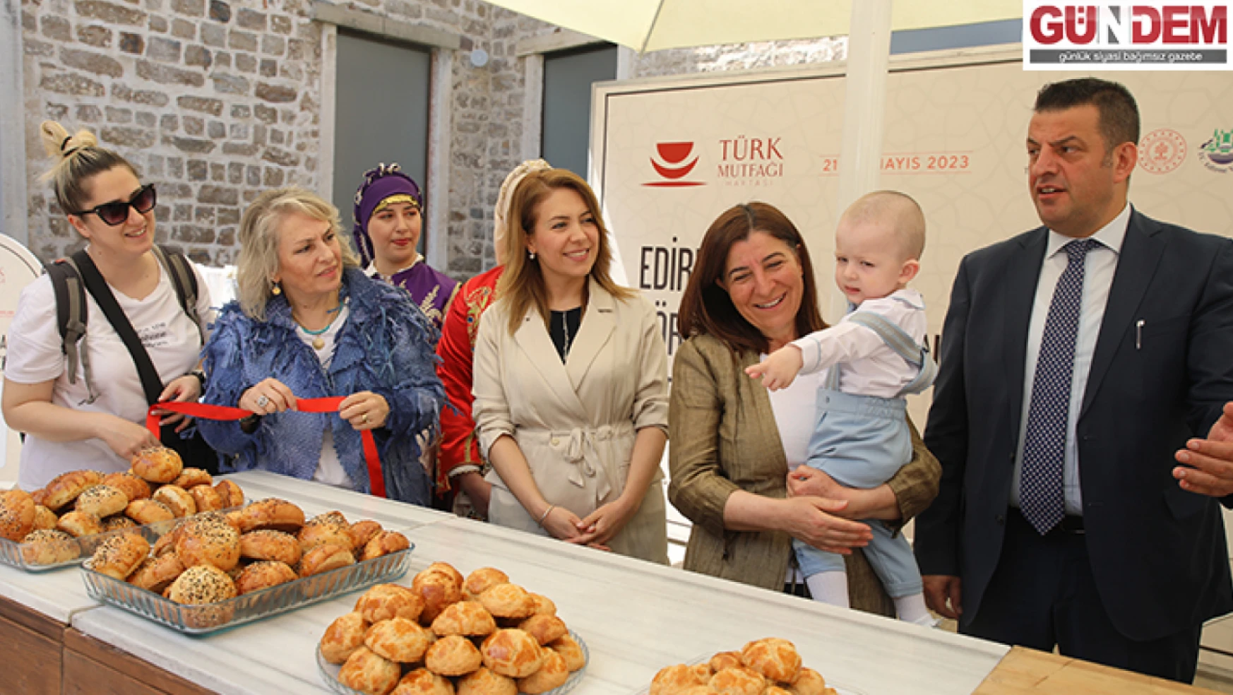 Edirne'de Türk Mutfağı Haftası etkinliklerinde 'adım çöreği' ikram edildi
