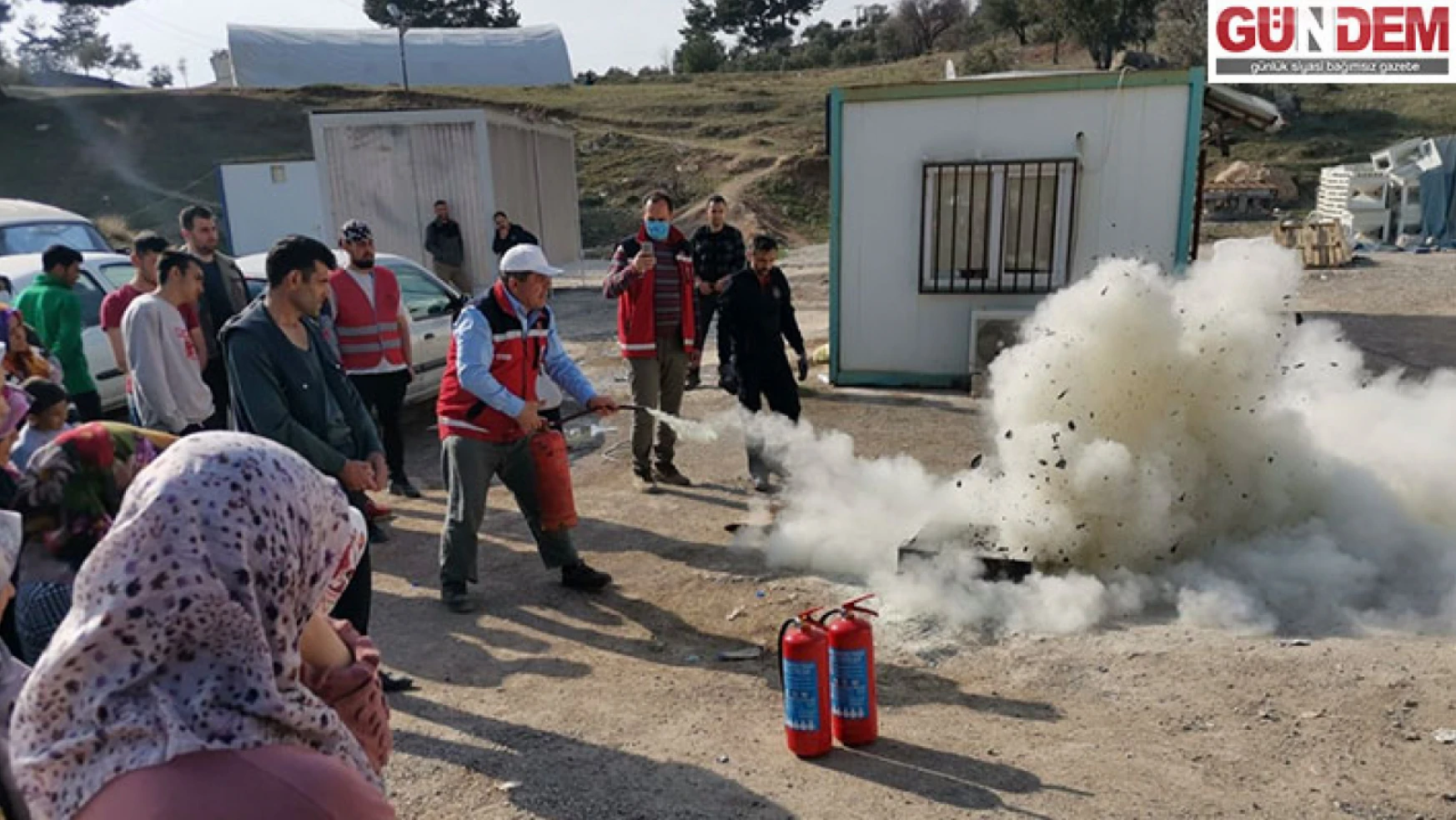 Edirne'den Kahramanmaraş'a giden gönüllü öğretmenler afetzedeleri yangın riskine karşı bilgilendirdi