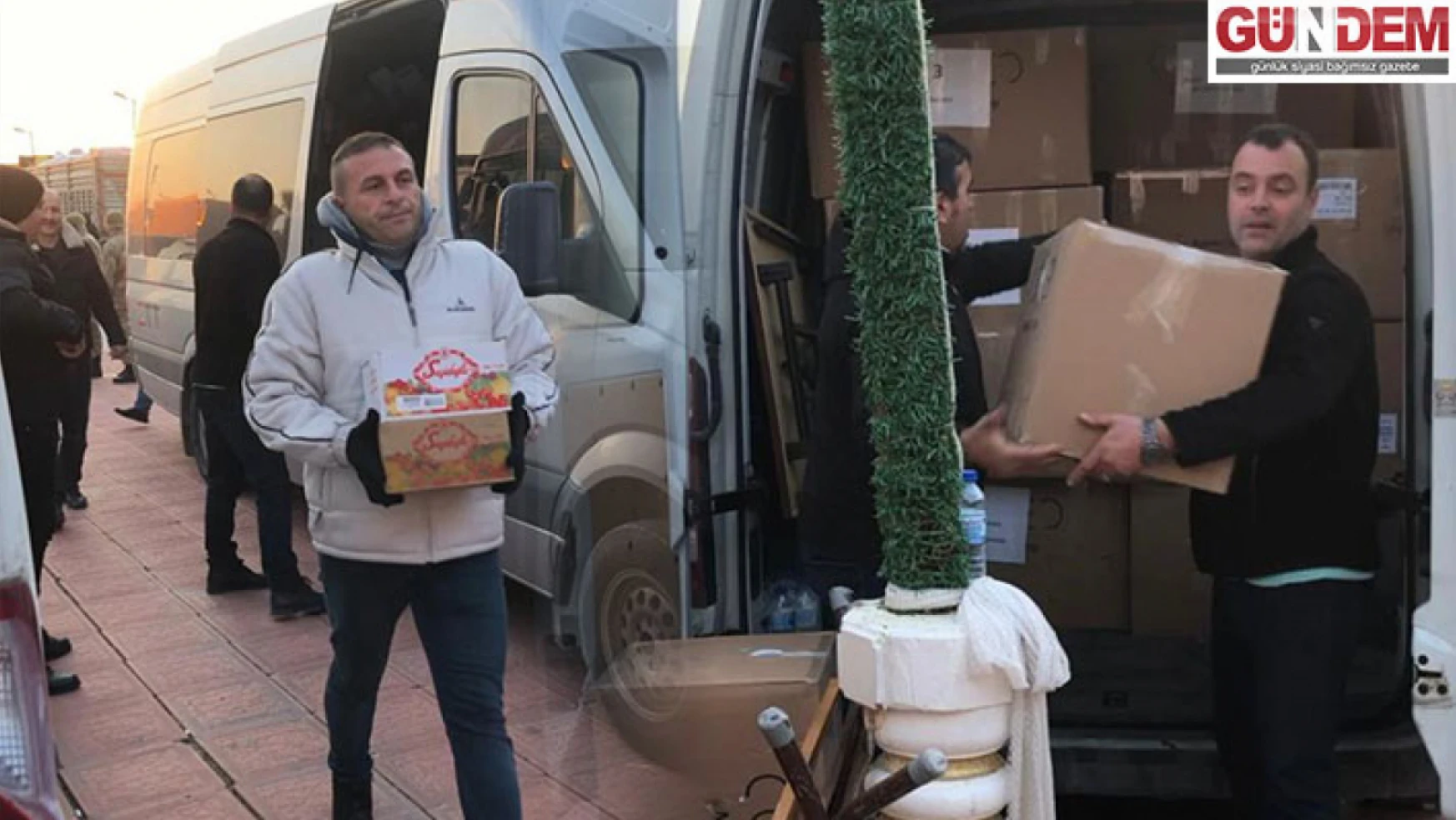 Edirne Giyim çalışanları, yardımları depremden zarar gören vatandaşlara ulaştırdı