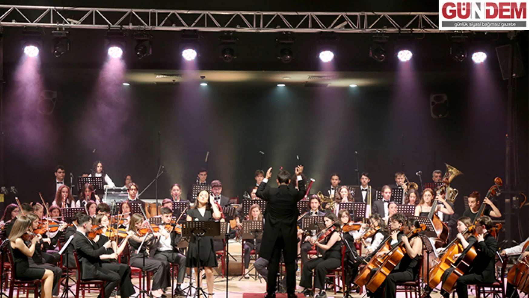 Edirne Lisesi senfoni orkestrası 'Cumhuriyet'in 100'üncü Yılı' konseri verdi.