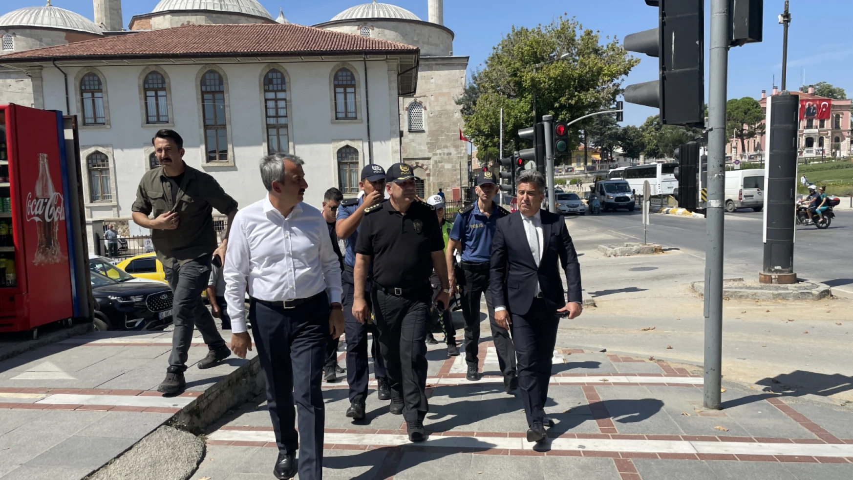 Edirne Valisi Sezer trafiğin yoğun olduğu noktalarda incelemelerde bulundu