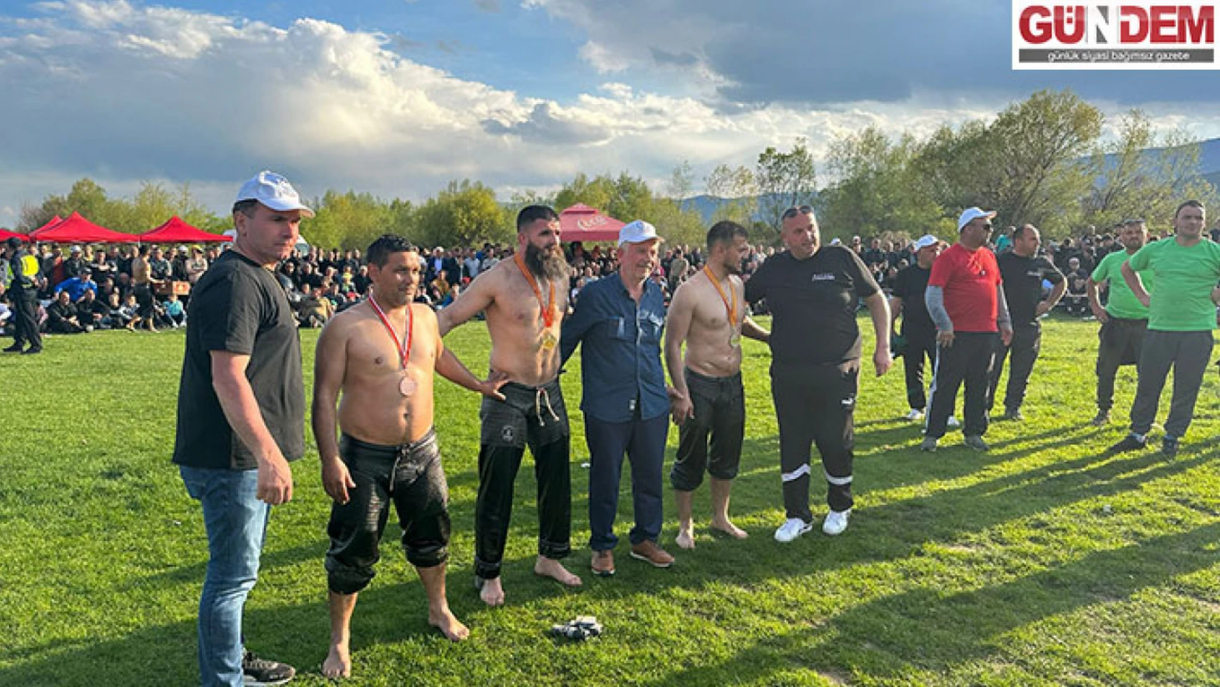 Edirneli pehlivanlar Kuzey Makedonya'daki yağlı güreş turnuvasından başarıyla döndü