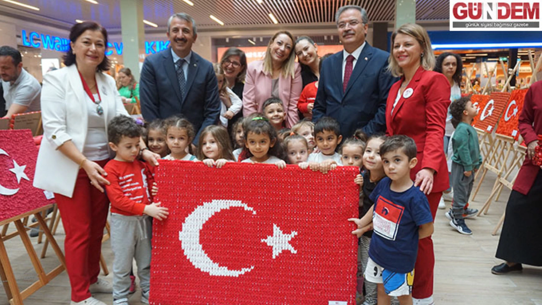 Geri dönüşüm malzemelerinden Türk bayrağı yapıldı