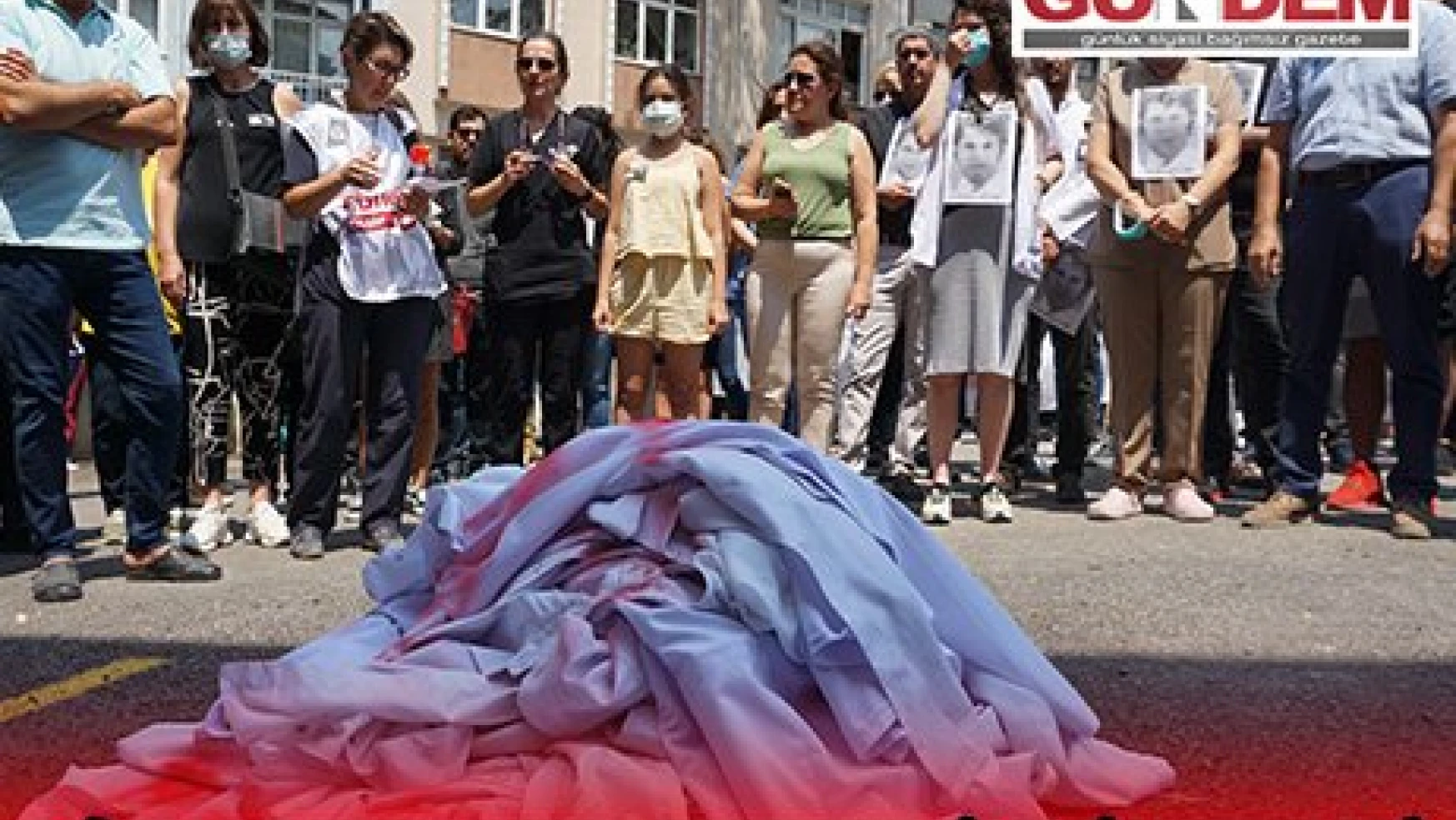 Sağlık çalışanları Konya'da gerçekleşen cinayeti protesto etti