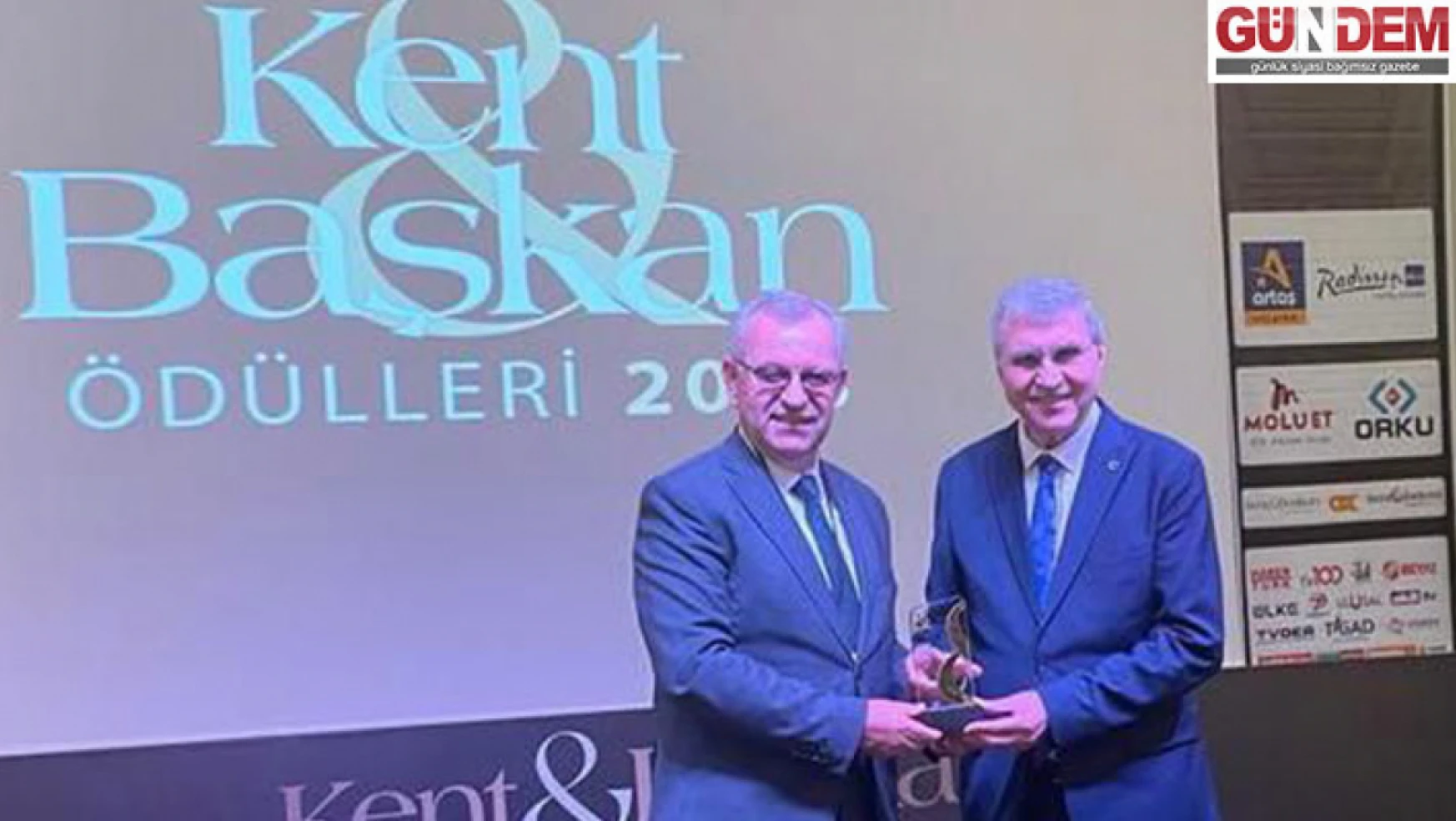 Helvacıoğlu, 'En Başarılı Belediye Başkanı' ödülünü aldı