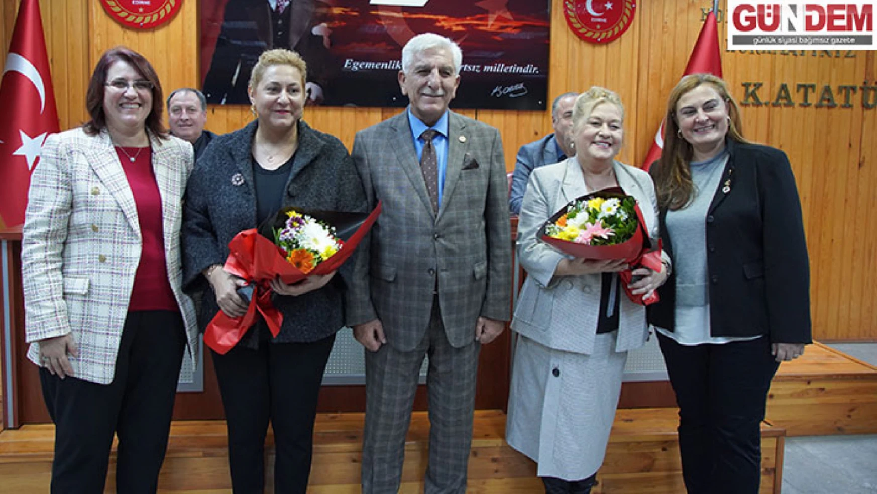 Kadın meclis üyelerine çiçek hediye edildi
