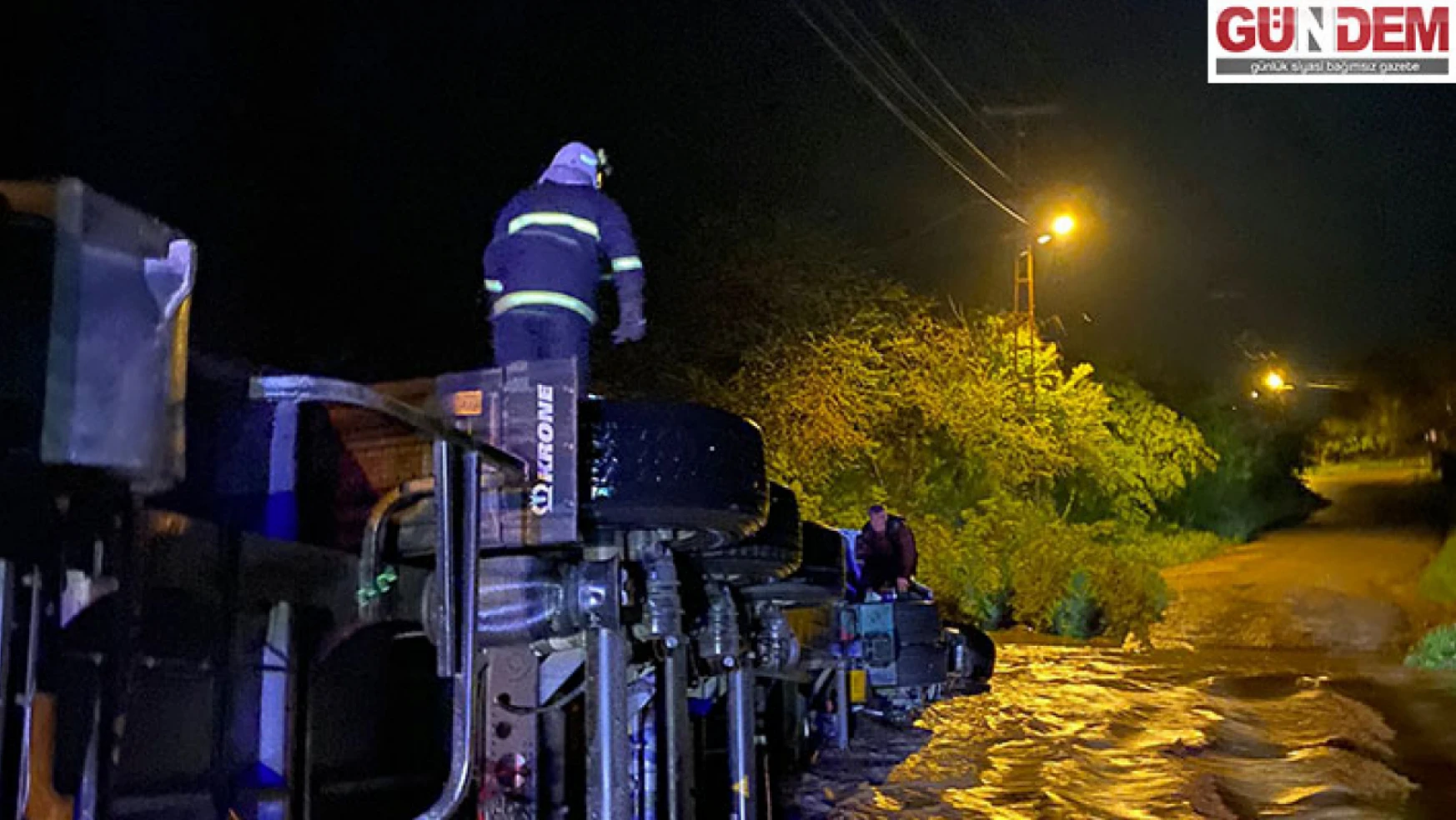 Kırklareli'nde devrildiği derede su alan tırın sürücüsü itfaiye ekiplerince kurtarıldı