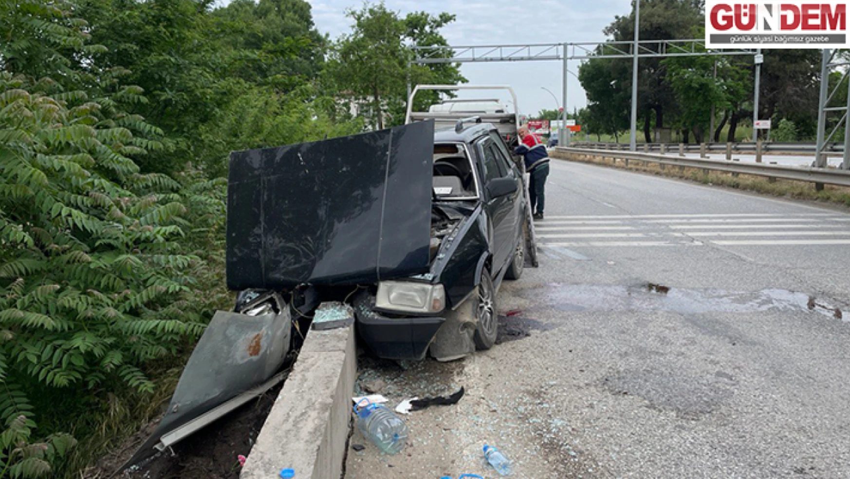 Köprü korkuluklarına çarpan otomobilin sürücüsü yaralandı