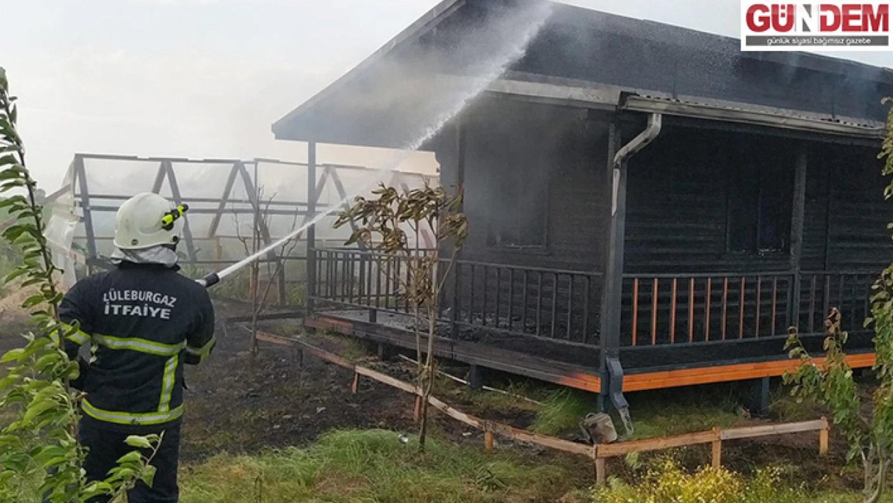 Lüleburgaz'da yanan ahşap ev kullanılmaz hale geldi