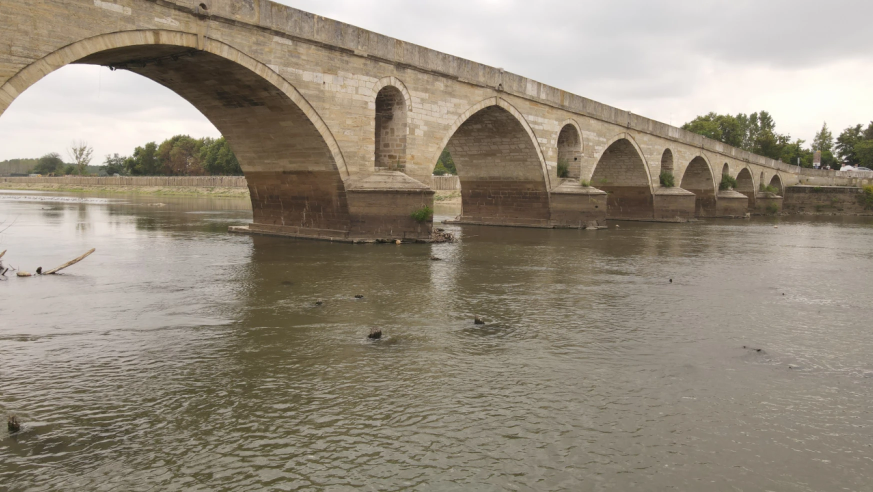 Meriç Nehri'nde tarihi köprünün ayakları ortaya çıktı