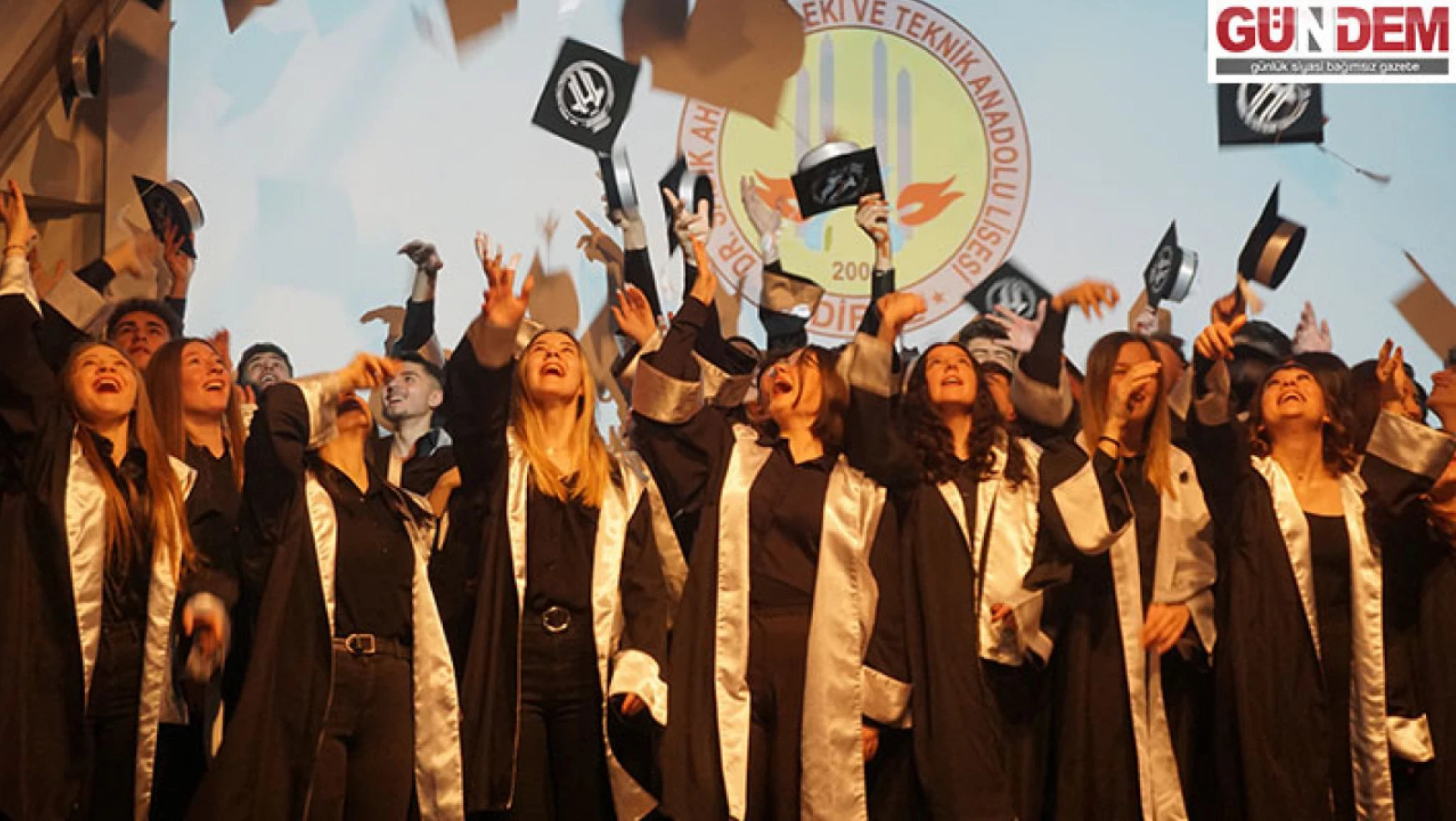 Meslek Lisesi öğrencileri 'Kadın Nefestir' temasıyla mezuniyet töreni gerçekleştirdi