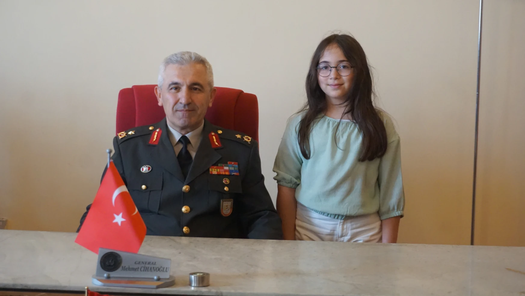 Öğrenciler Garnizon Komutanı Cihanoğlu'nu makamında ziyaret etti
