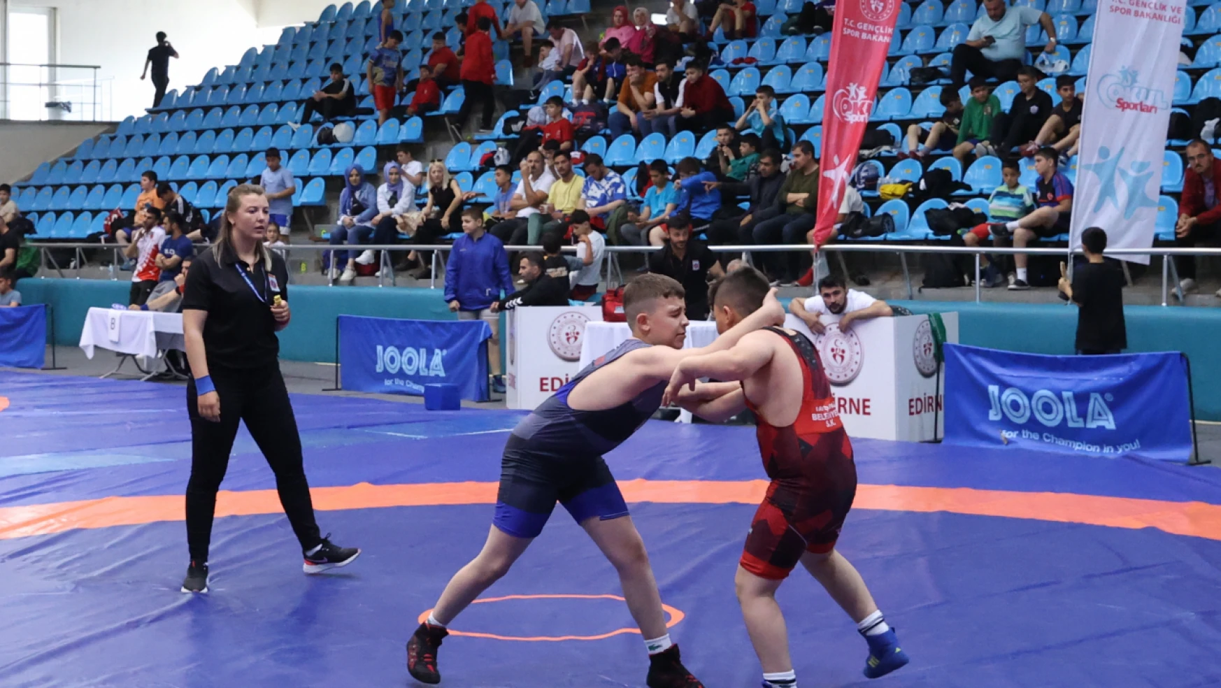 Okullar Arası Güreş Türkiye Şampiyonası Edirne'de başladı