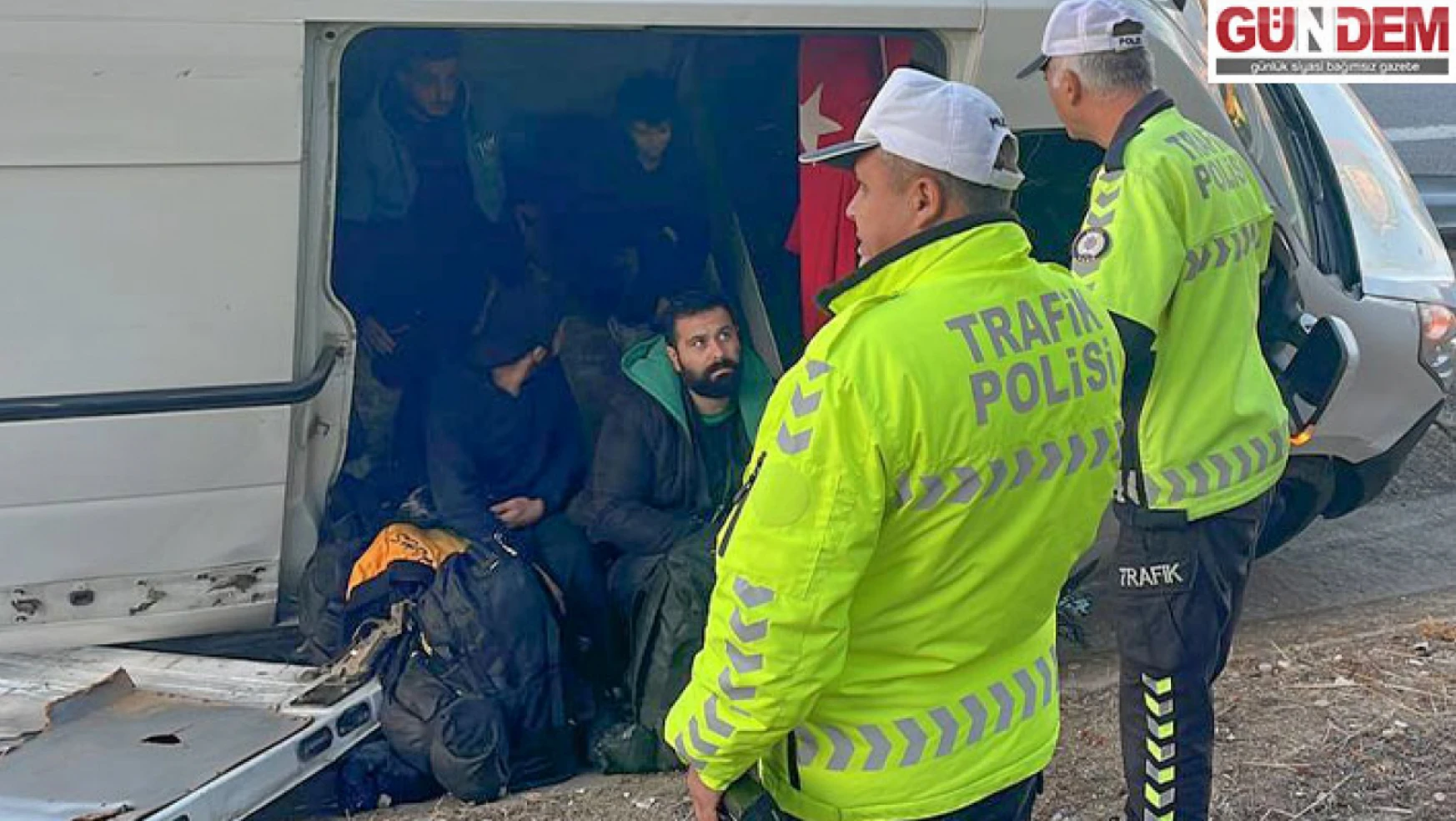 Polisten kaçarken kaza yapan panelvanda 10 düzensiz göçmen yakalandı