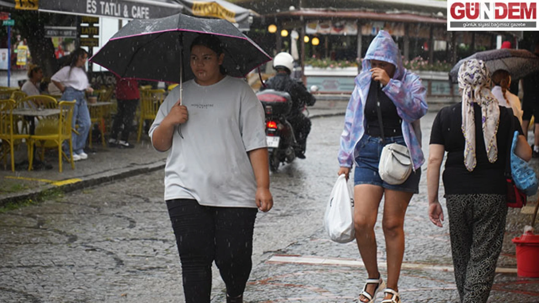 Sağanak yağış sıcaktan bunalan vatandaşları rahatlattı