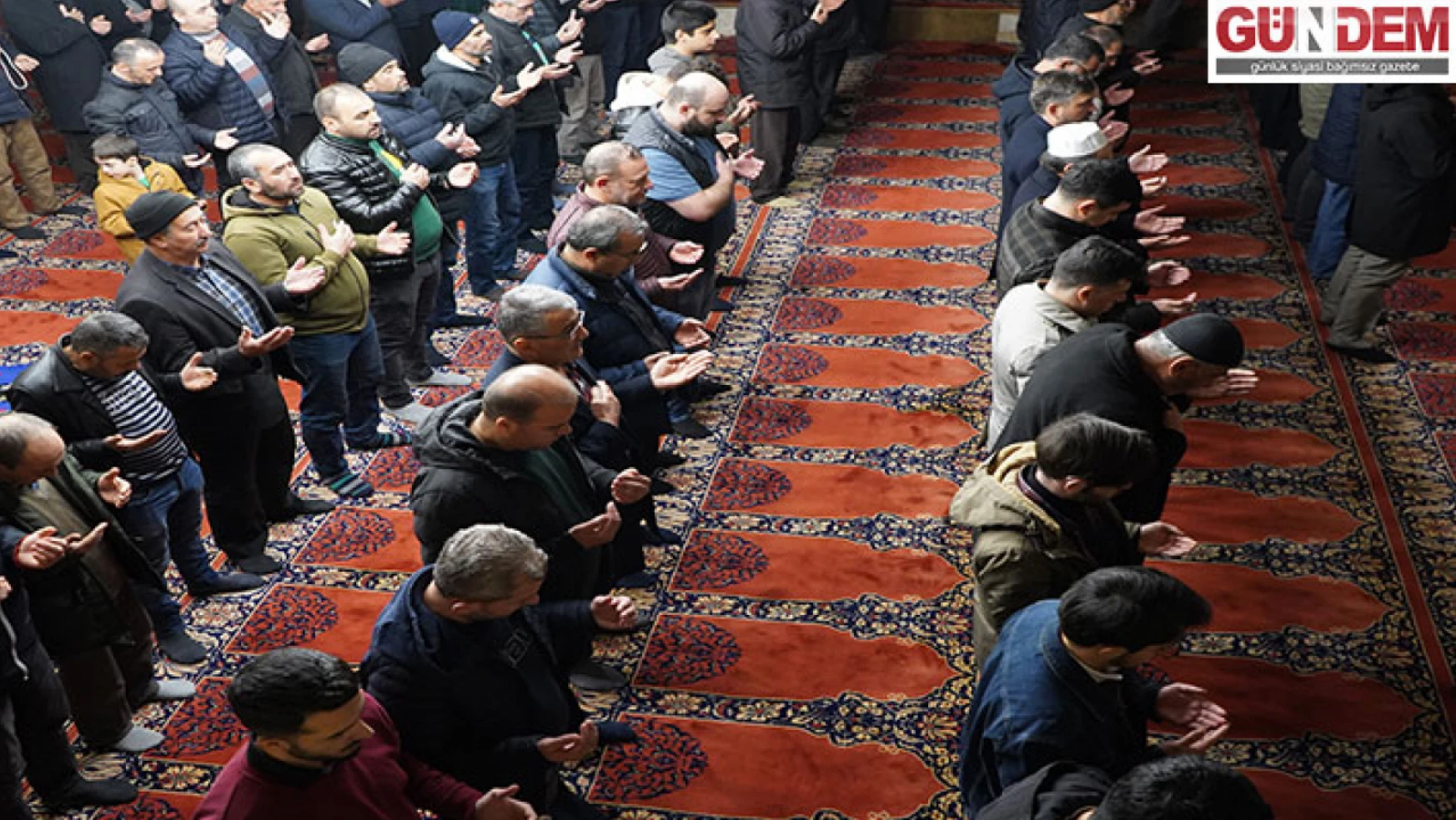 Selimiye Camisi'nde düzenlenen Berat Kandili programında depremzedeler için dua edildi