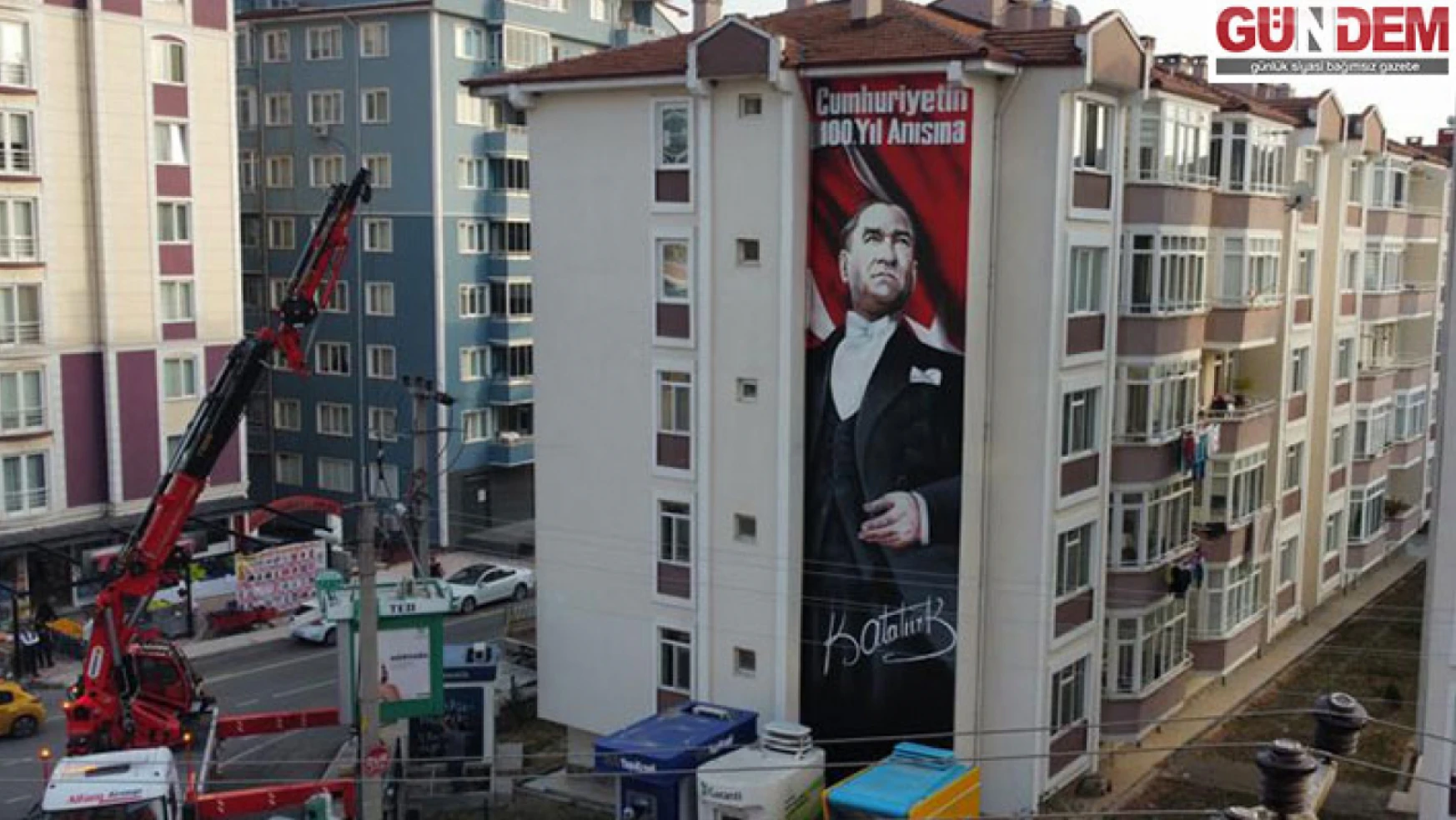 Site yönetimi Cumhuriyetin 100. yılına özel dev Atatürk portresi yaptırdı