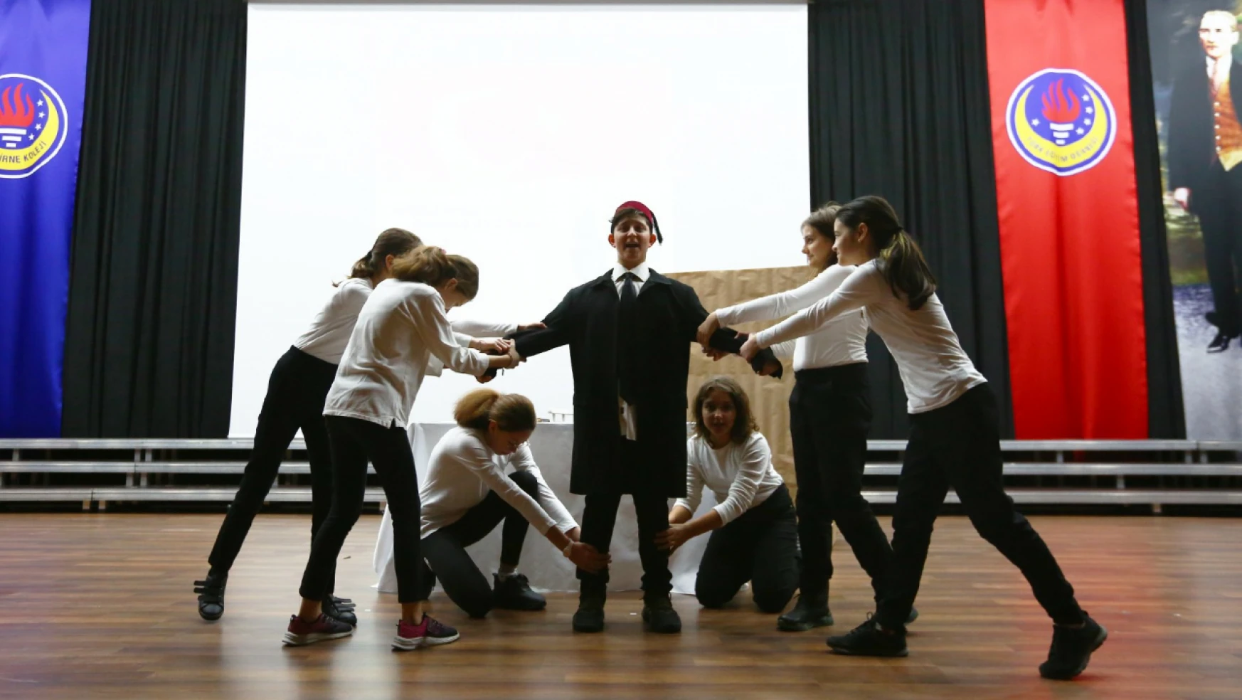 TED Edirne Koleji öğrencileri İstiklal Marşının yazılış hikâyesini anlatan tiyatro gösterisi yaptı