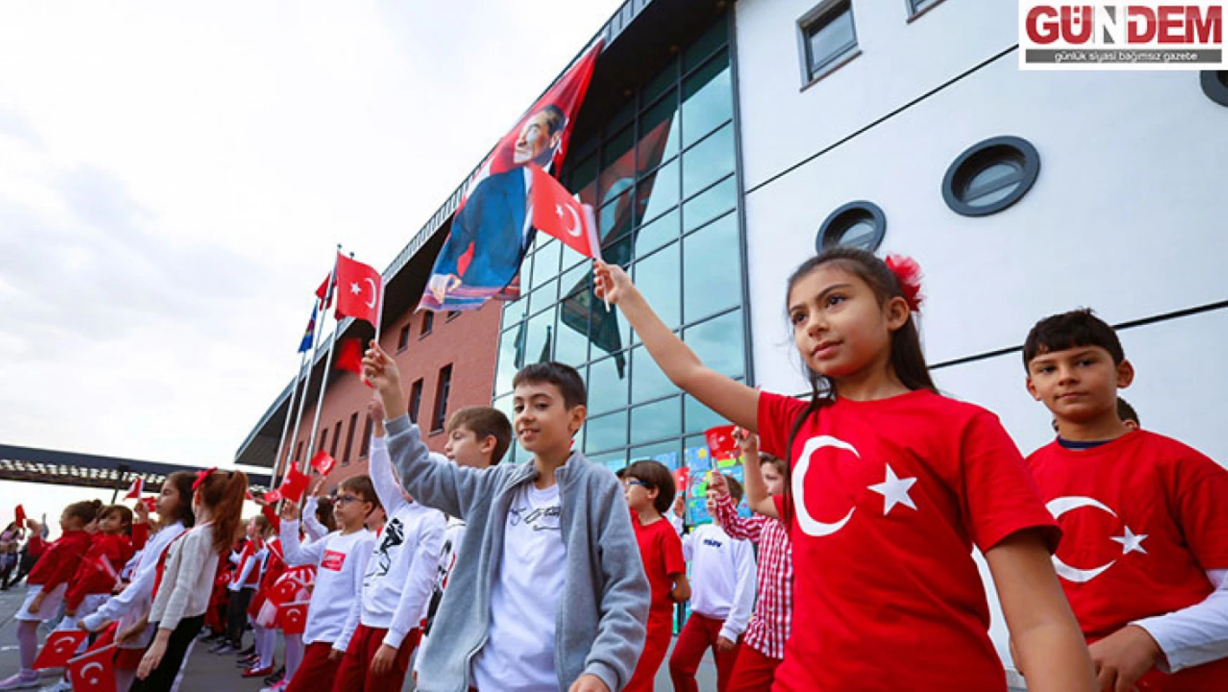 TED Edirne Koleji öğrencileri, ellerinde Türk Bayrakları ile kutlama yaptı