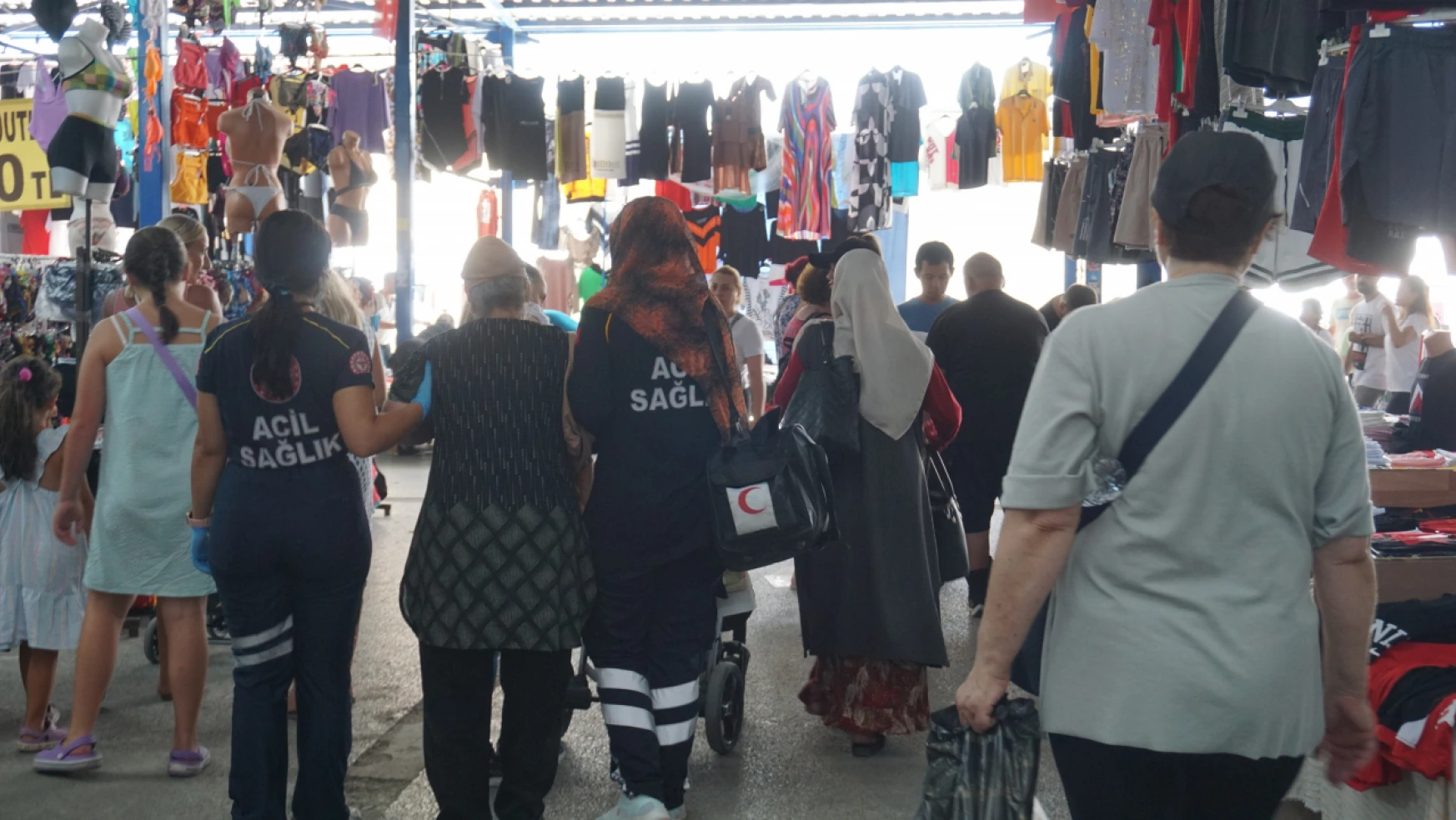 Ulus Pazarı'na alışverişe gelen vatandaş hava sıcaklığı nedeniyle fenalaştı