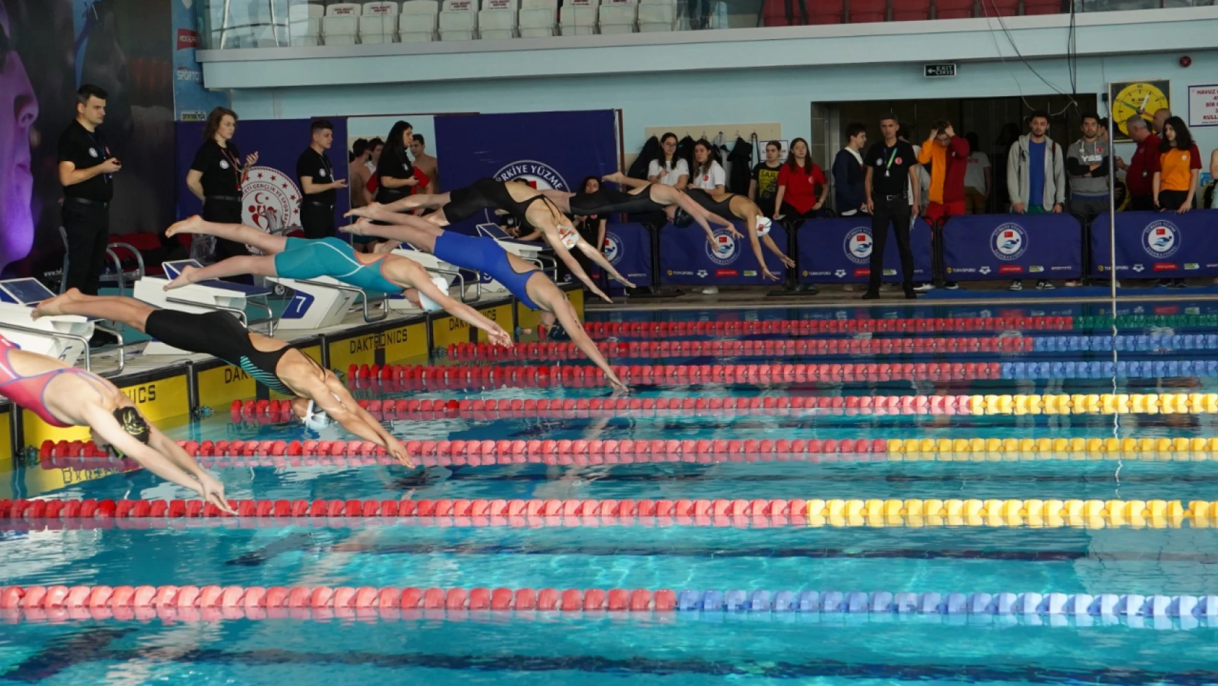 Uluslararası 4. Edirne Kupası yüzme müsabakalarının ilk günü tamamlandı