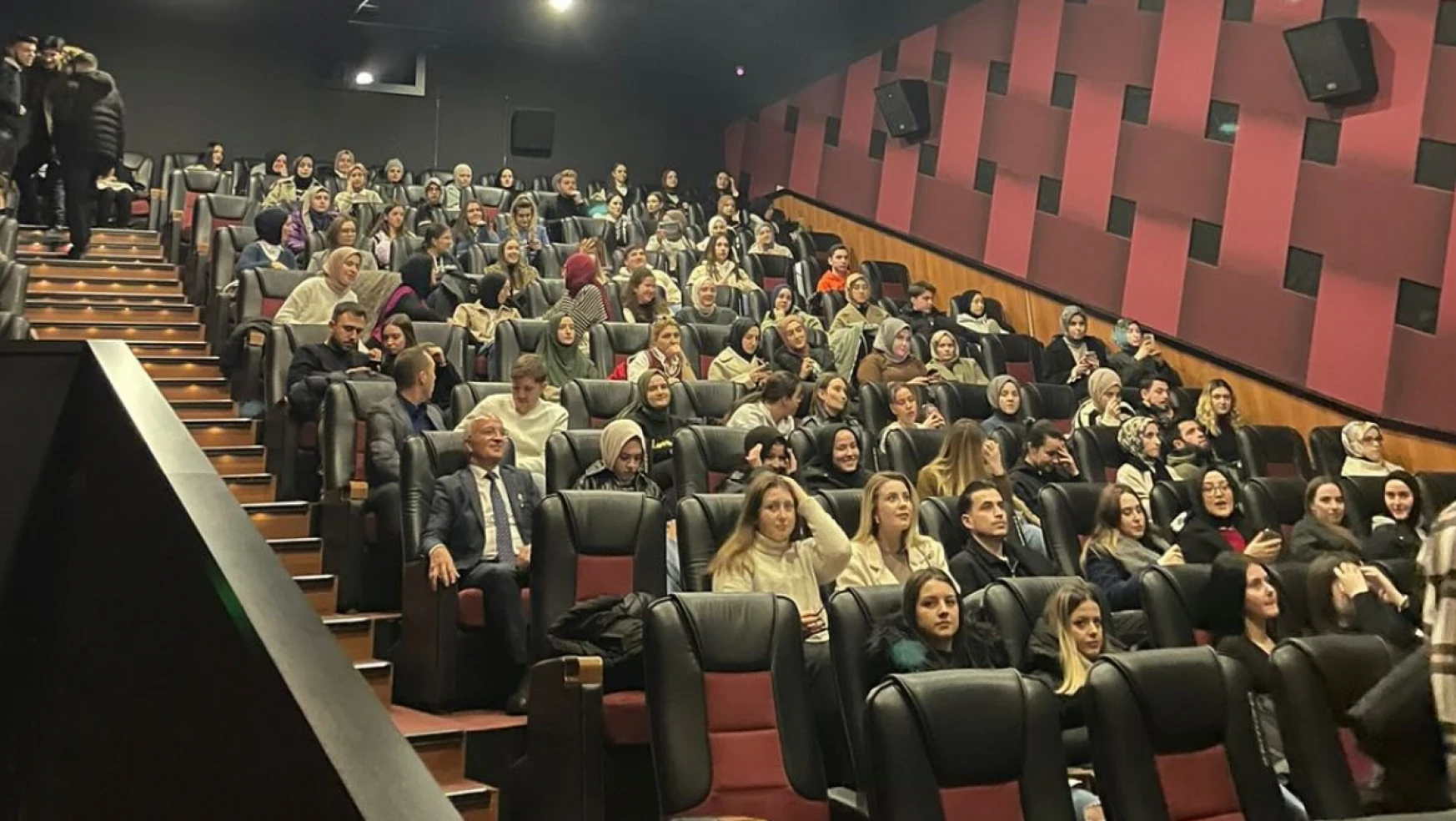 Uluslararası öğrenciler Dr. Sadık Ahmet'in hayatını anlatan filmi izledi