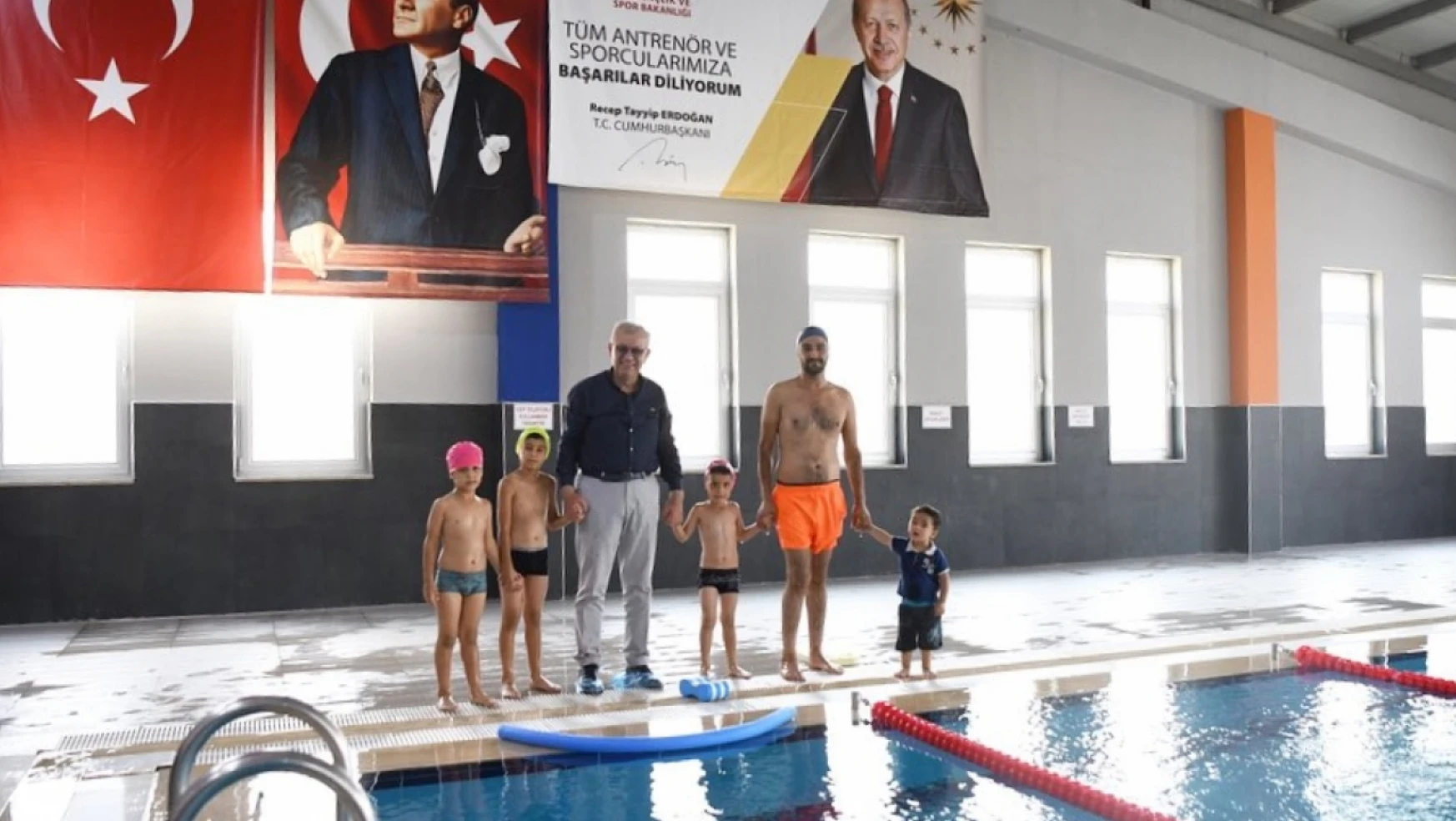 Yüzme bilmeyen kalmasın projesi ile yüzmeyi öğreniyorlar