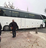 Aşiyan Bayırı'ndan inen otobüs kayarak yolu kapattı