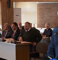 Belediye meclisinde Vali Sezer'e vefasızlık