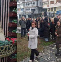 Cumhuriyetin annesi karanfillerle anıldı