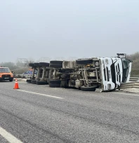 D100'de asfalt yüklü tır devrildi