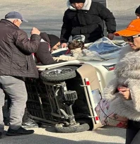 Dengesini kaybeden elektrikli bisiklet devrildi