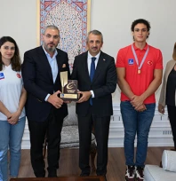 Dünya Şampiyonu Kürekçi, Edirne Valisi Sezer'i ziyaret etti