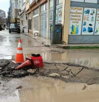 Edirne'nin göbeğinde bir acayip manzara: Asfalt çöküyor, dubalı önlem alınıyor